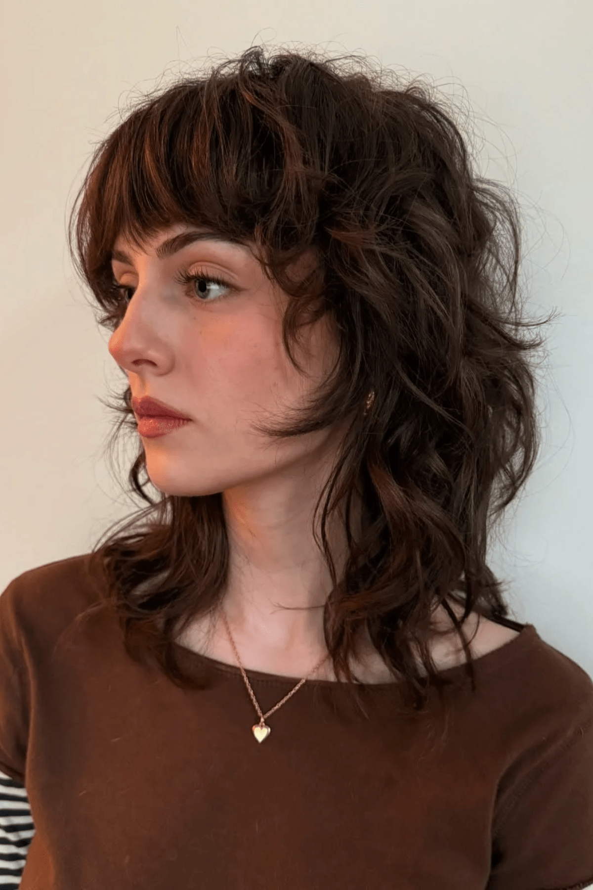 Shoulder Shag With Choppy Bangs and Textured Waves Shoulder Shag With Choppy Bangs and Textured Waves — Winter Shag Haircuts