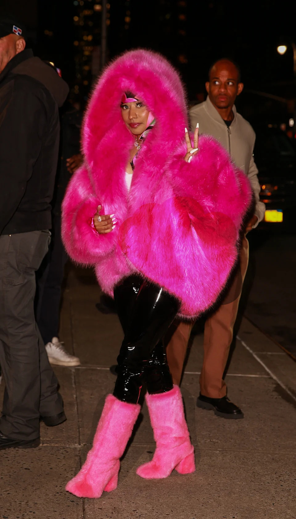 Statement Style with Hot Pink Moon Boots and Faux Fur Statement Style with Hot Pink Moon Boots and Faux Fur — Moon Boots Outfits