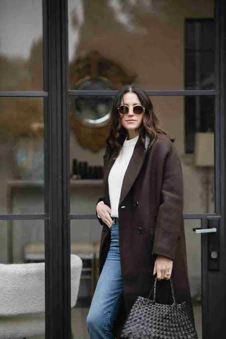 Brown Double-Breasted Coat with White Sweater and Blue Jeans Brown Double-Breasted Coat with White Sweater and Blue Jeans — Brown Coat Outfits