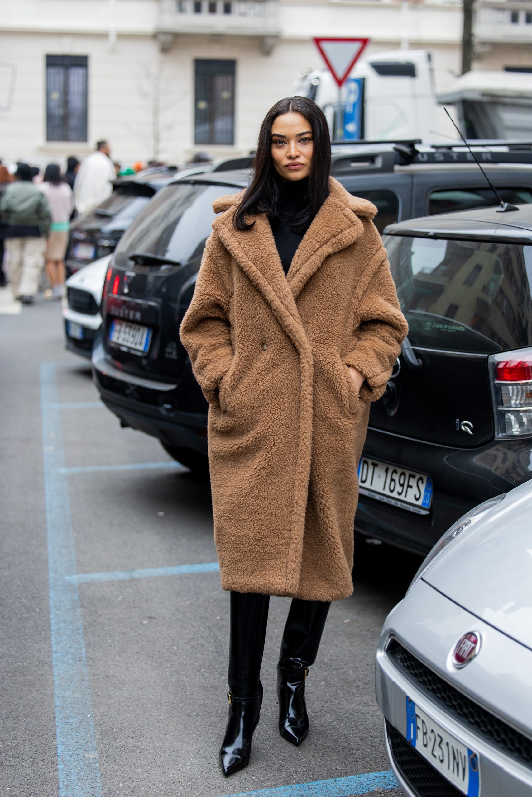 Sharp Street Style: Brown Teddy Coat with Black Basics — Teddy Coat Outfits