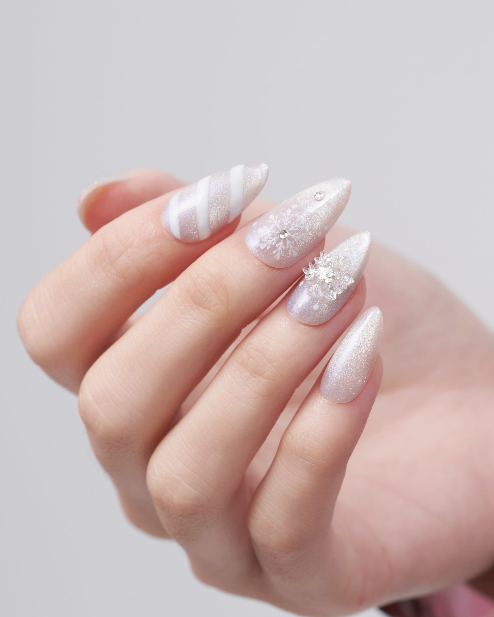 Pale Silver Cat Eye Snowflake Pale Silver Cat Eye Snowflake — Winter Cat Eye Nails