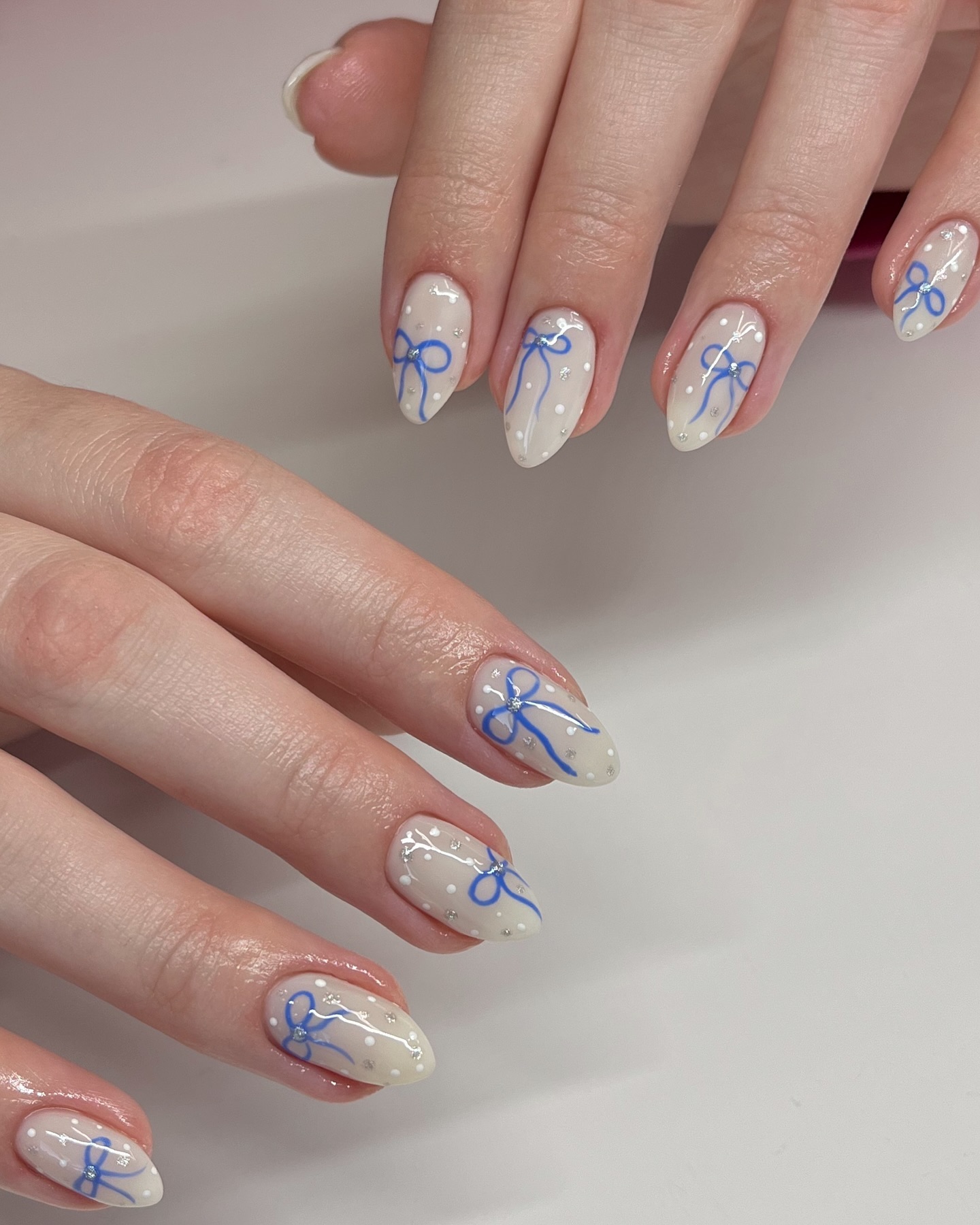 Off-White Bows and Silver Dots Off-White Bows and Silver Dots — Short Winter Gel Nails