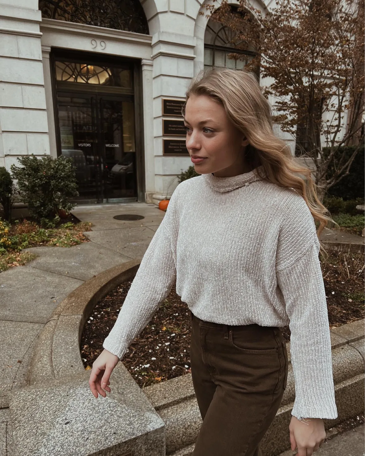 Cream Textured Turtleneck with Bootcut Jeans and Brown Clogs Cream Textured Turtleneck with Bootcut Jeans and Brown Clogs — Neutral Winter Outfits