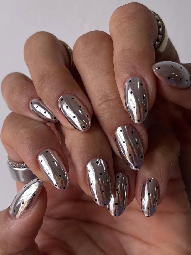 Medium Oval Chrome Polka Dots Medium Oval Chrome Polka Dots — Silver Chrome Nails