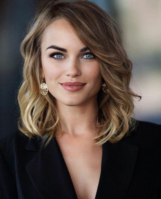 Ash Blonde Lob With Face-Framing Waves — Winter Lob Haircuts