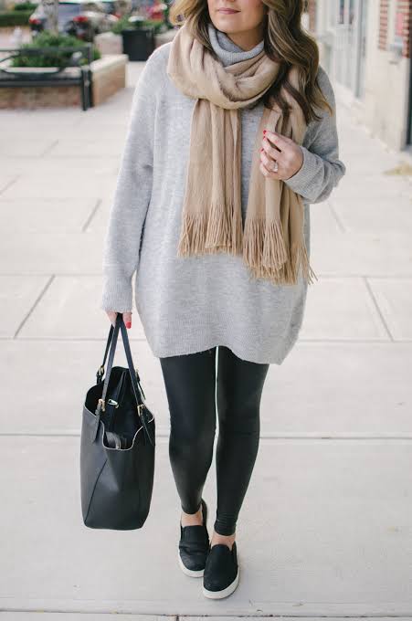 Oversized Grey Sweater and Fringed Scarf with Black Leggings Oversized Grey Sweater and Fringed Scarf with Black Leggings — Winter Outfits with Leggings