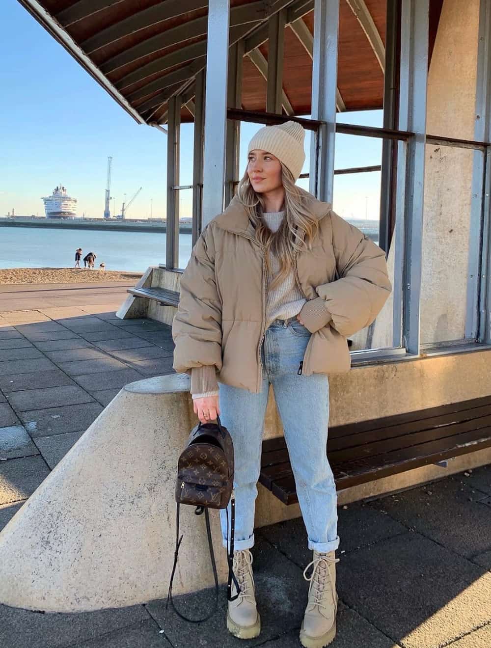Beige Puffer Jacket and Beanie for Casual Streetwear — Baddie Winter Outfits