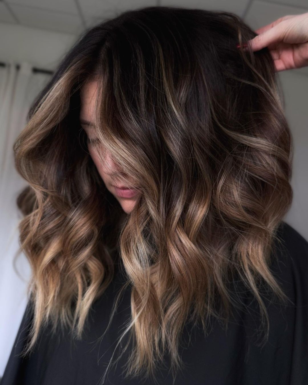 Collarbone Wavy With Subtle Balayage Collarbone Wavy With Subtle Balayage — Blonde to Brunette Hair