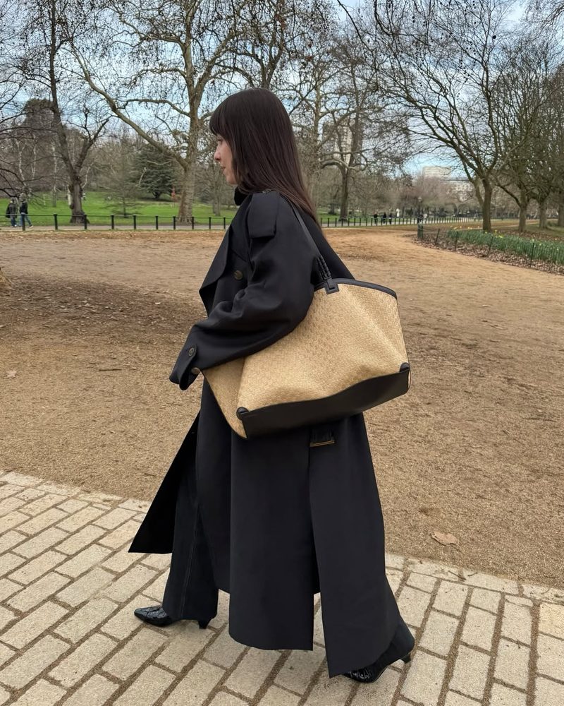 Classic Black Trench Coat with Wide-Leg Trousers Classic Black Trench Coat with Wide-Leg Trousers — London Winter Outfits