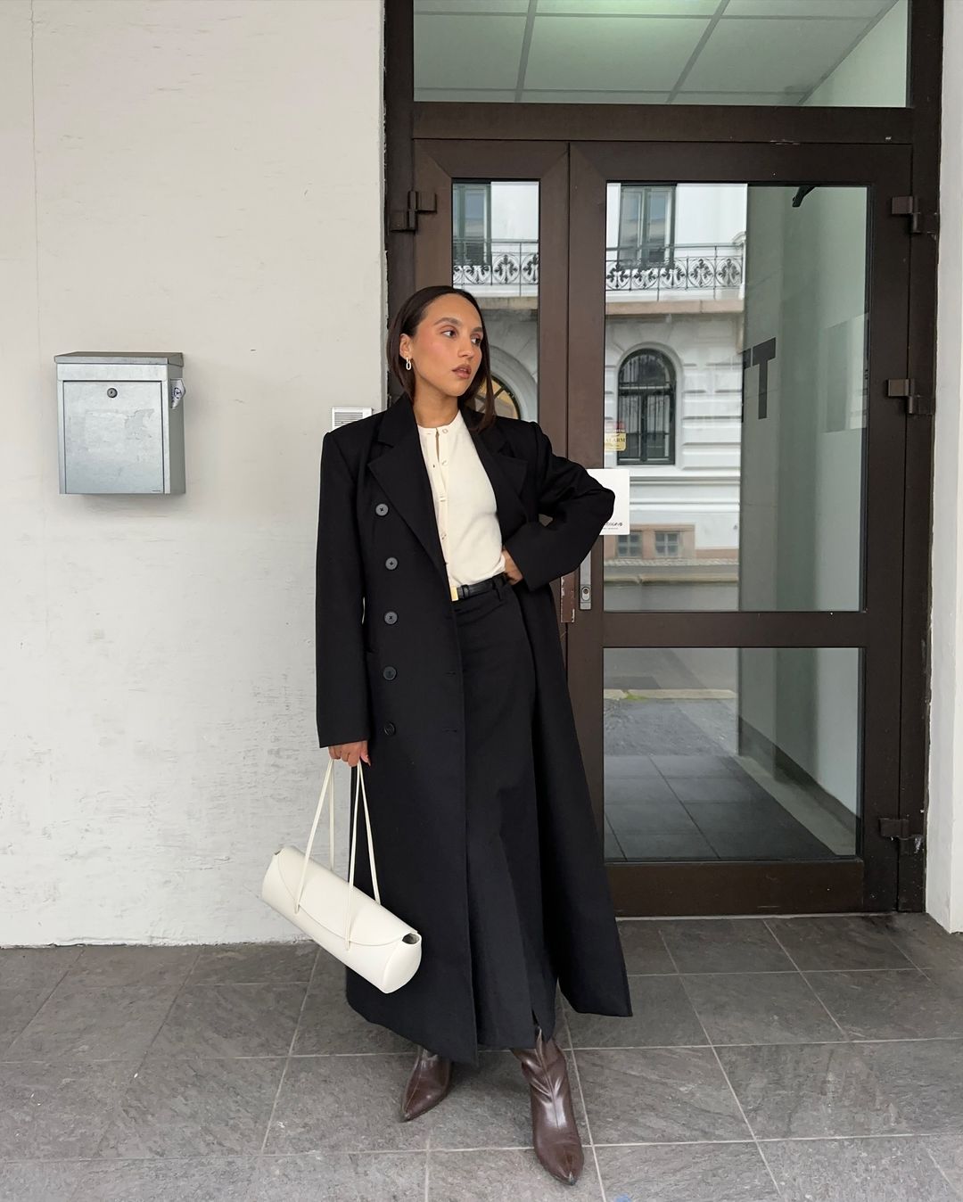 Longline Black Coat with Midi Skirt and Boots Longline Black Coat with Midi Skirt and Boots — Casual Winter Outfits