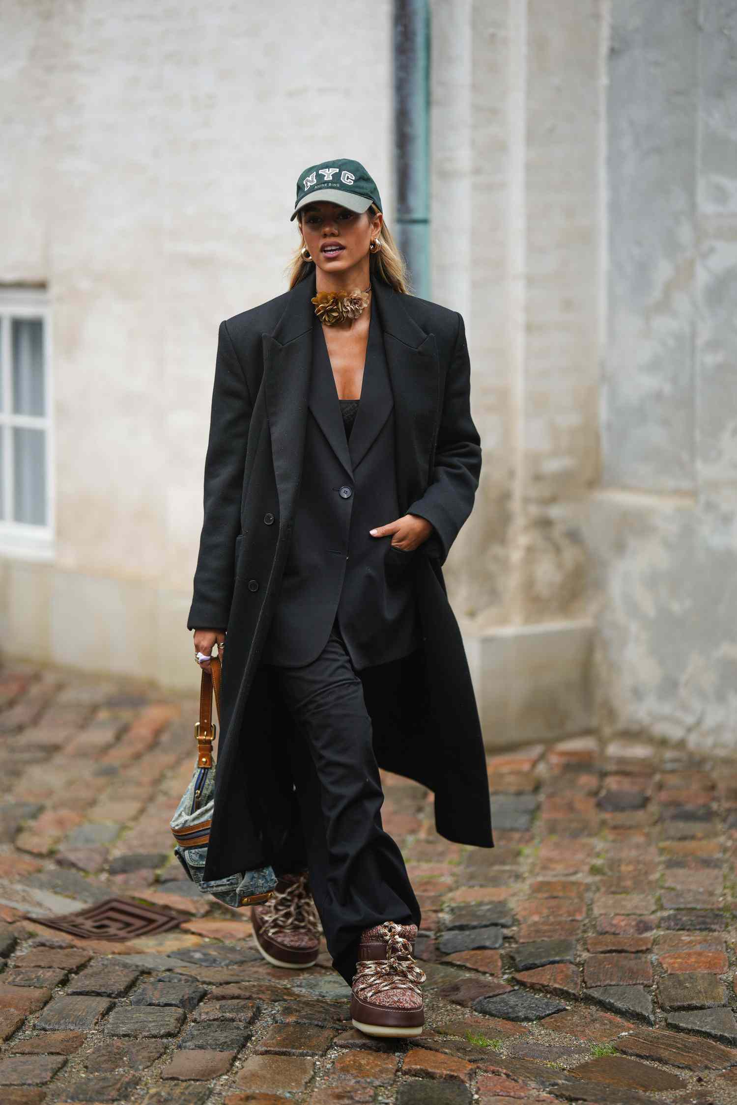 Oversized Black Coat and Moon Boots for a Fashion-Forward Look Oversized Black Coat and Moon Boots for a Fashion-Forward Look — Winter Outfits for Petite Women