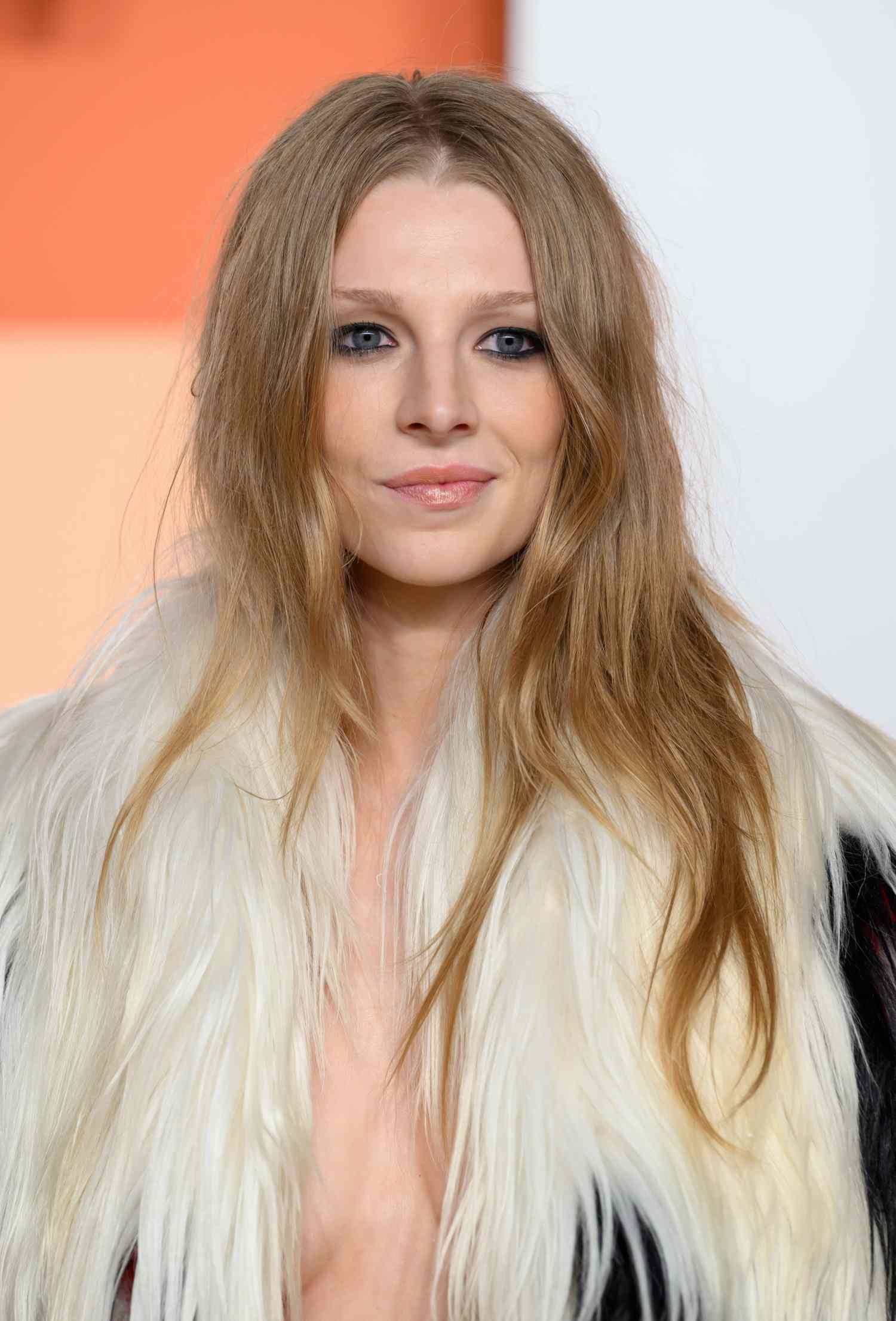 Ash Blonde Collarbone Bob with Curtain Bangs Ash Blonde Collarbone Bob with Curtain Bangs — Winter Haircuts for Oval Faces