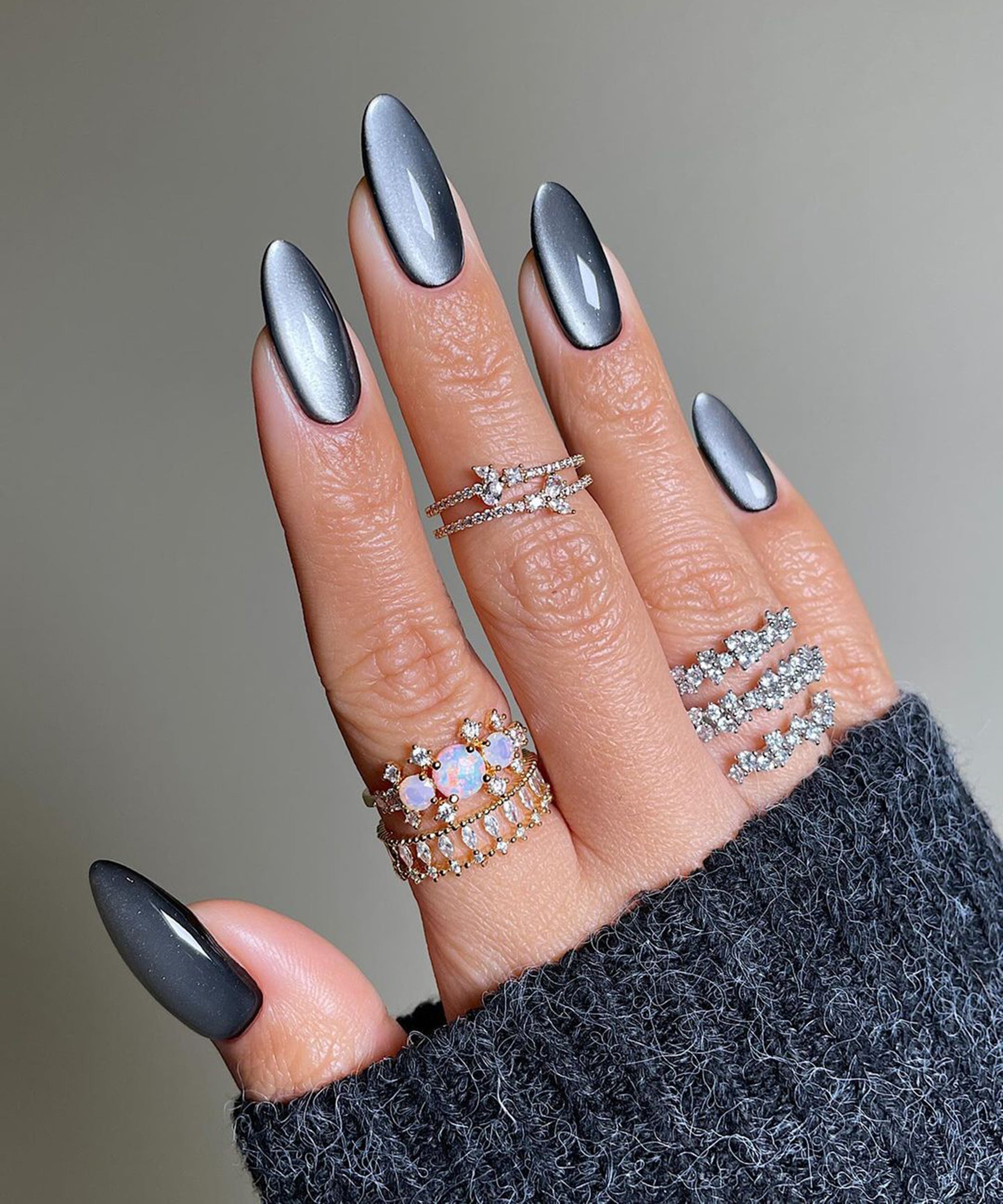 Sleek Metallic Grey Cat Eye Sleek Metallic Grey Cat Eye — Winter Cat Eye Nails
