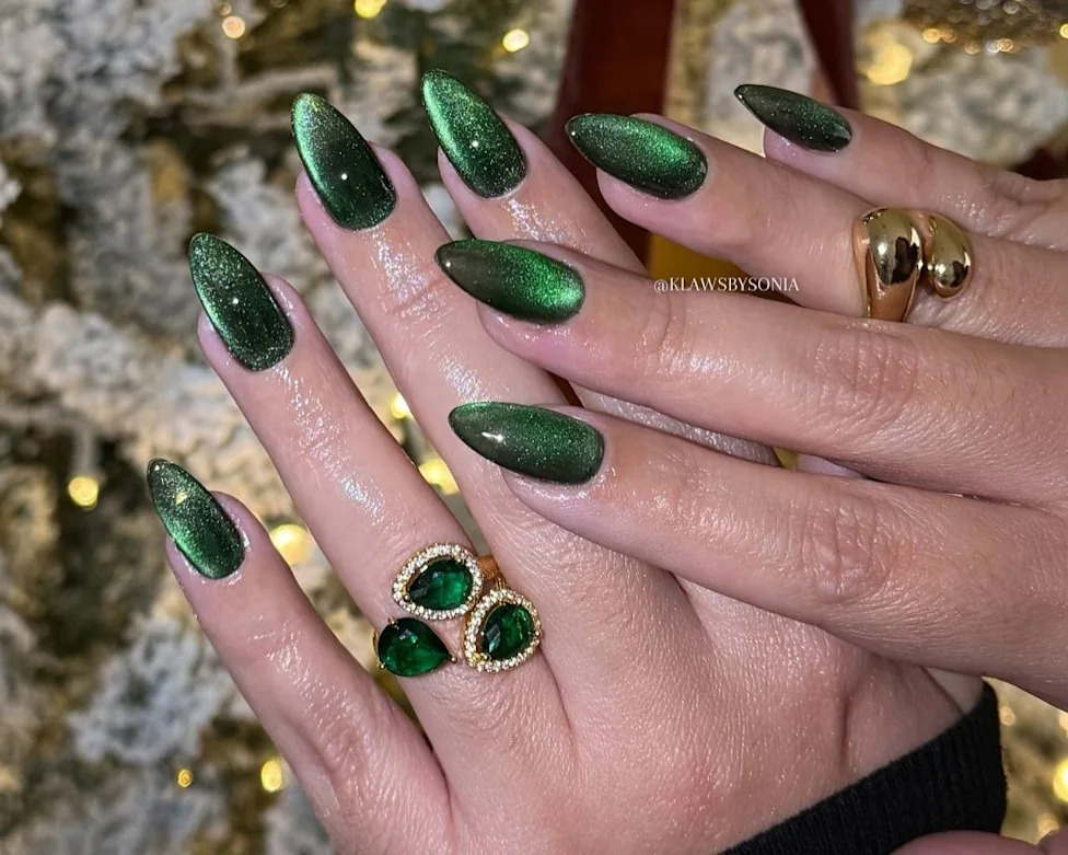 Shimmering Emerald Cat Eye Stiletto Shimmering Emerald Cat Eye Stiletto — Emerald Green Nails