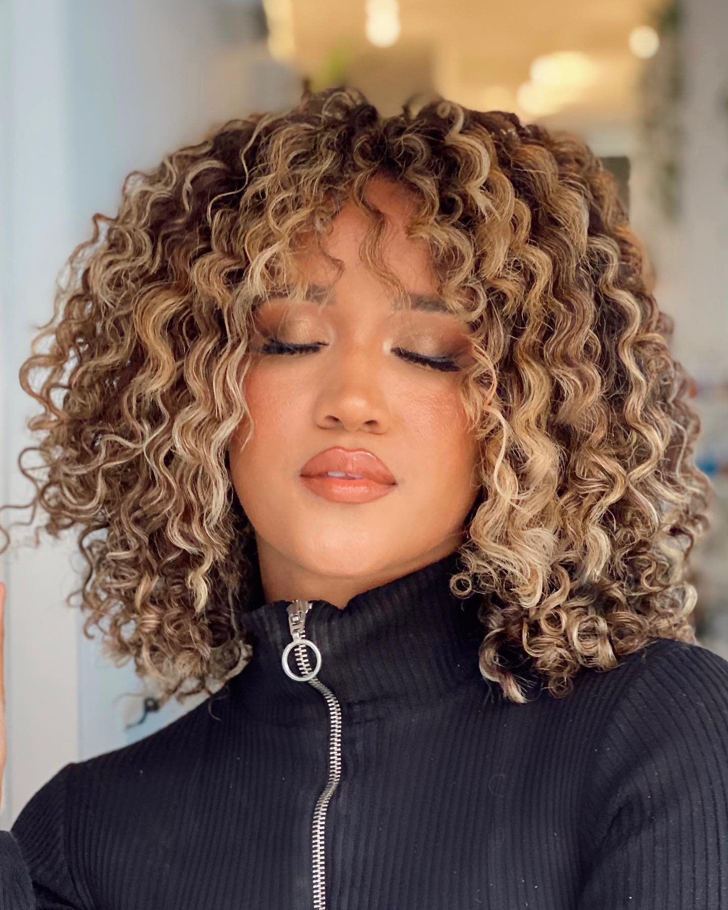 Voluminous Curly Bob with Honey Highlights Voluminous Curly Bob with Honey Highlights — Winter Haircuts for Round Faces