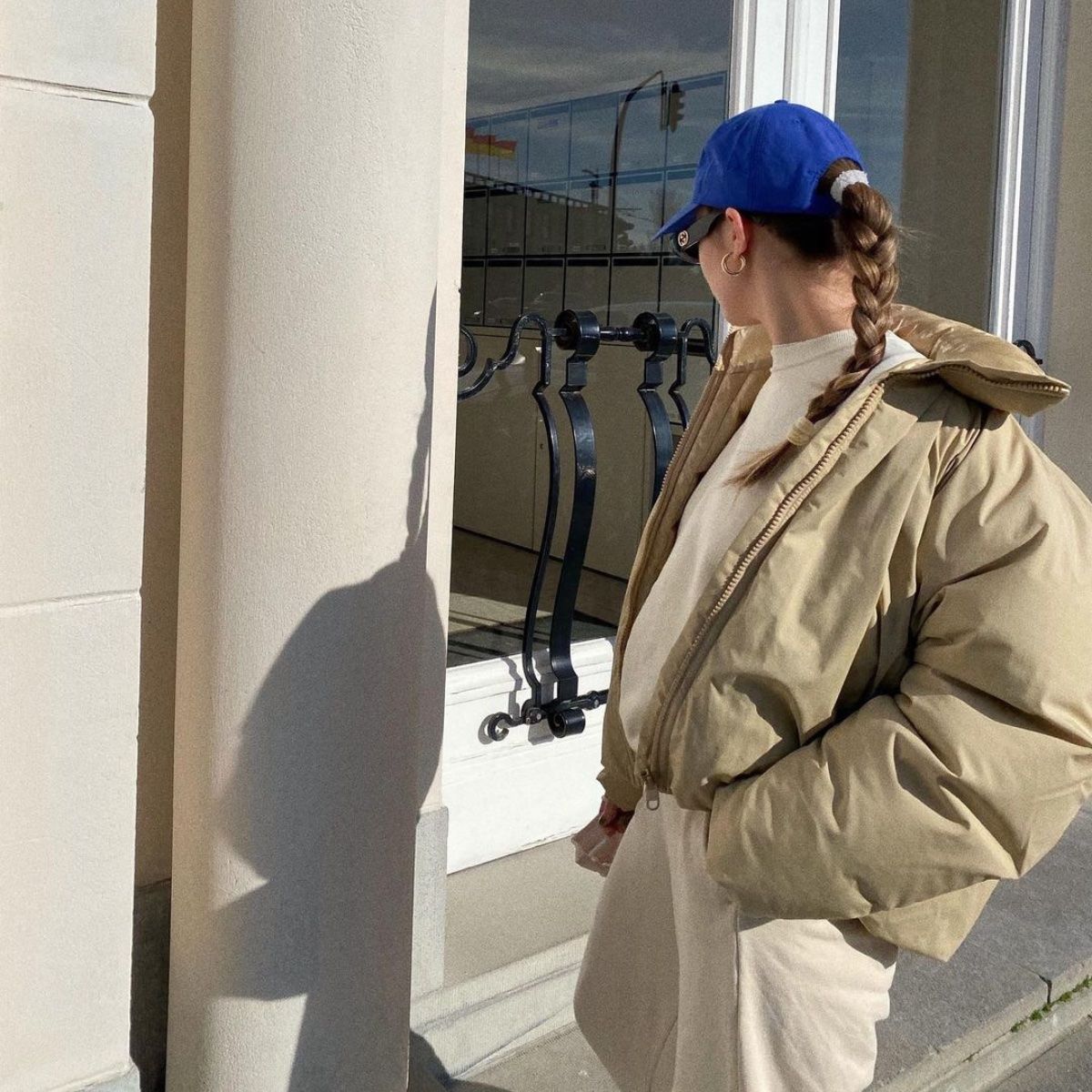 Beige Puffer Jacket and Turtleneck for a Chic Winter Ensemble — Winter College Outfits