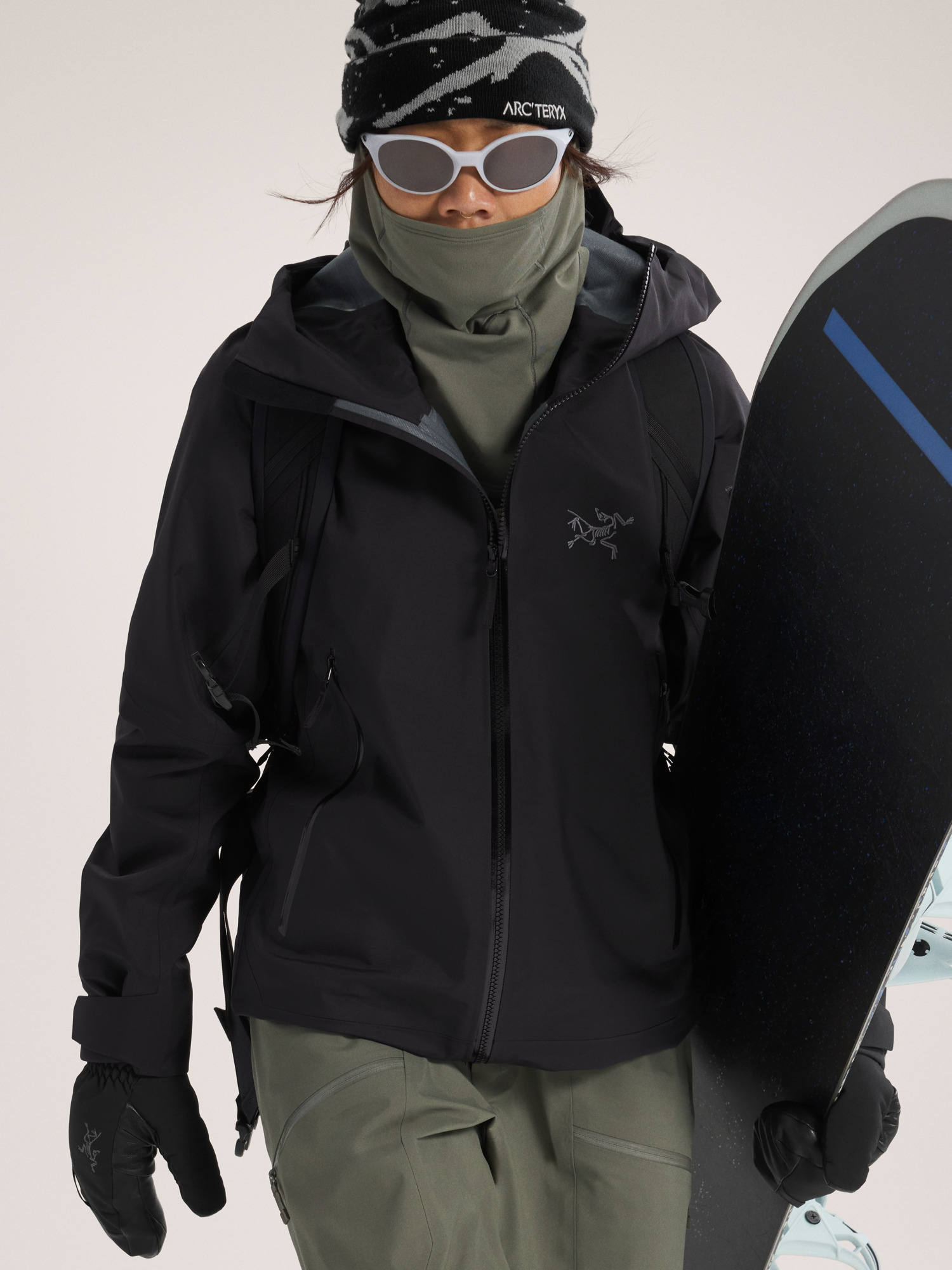 Technical Black Jacket with Olive Pants and White Sunglasses Technical Black Jacket with Olive Pants and White Sunglasses — Snowboarding Outfits