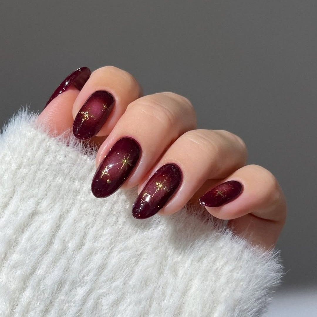 Burgundy Gradient Gold Star Accents Burgundy Gradient Gold Star Accents — Dark Winter Nails