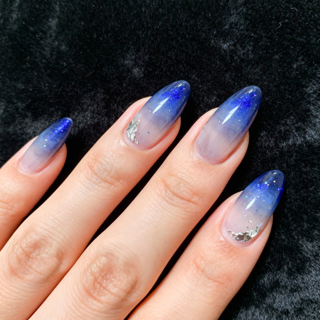 Blue Glitter Gradient Leaf Accent Almond Nails Blue Glitter Gradient Leaf Accent Almond Nails — Winter Almond Nails