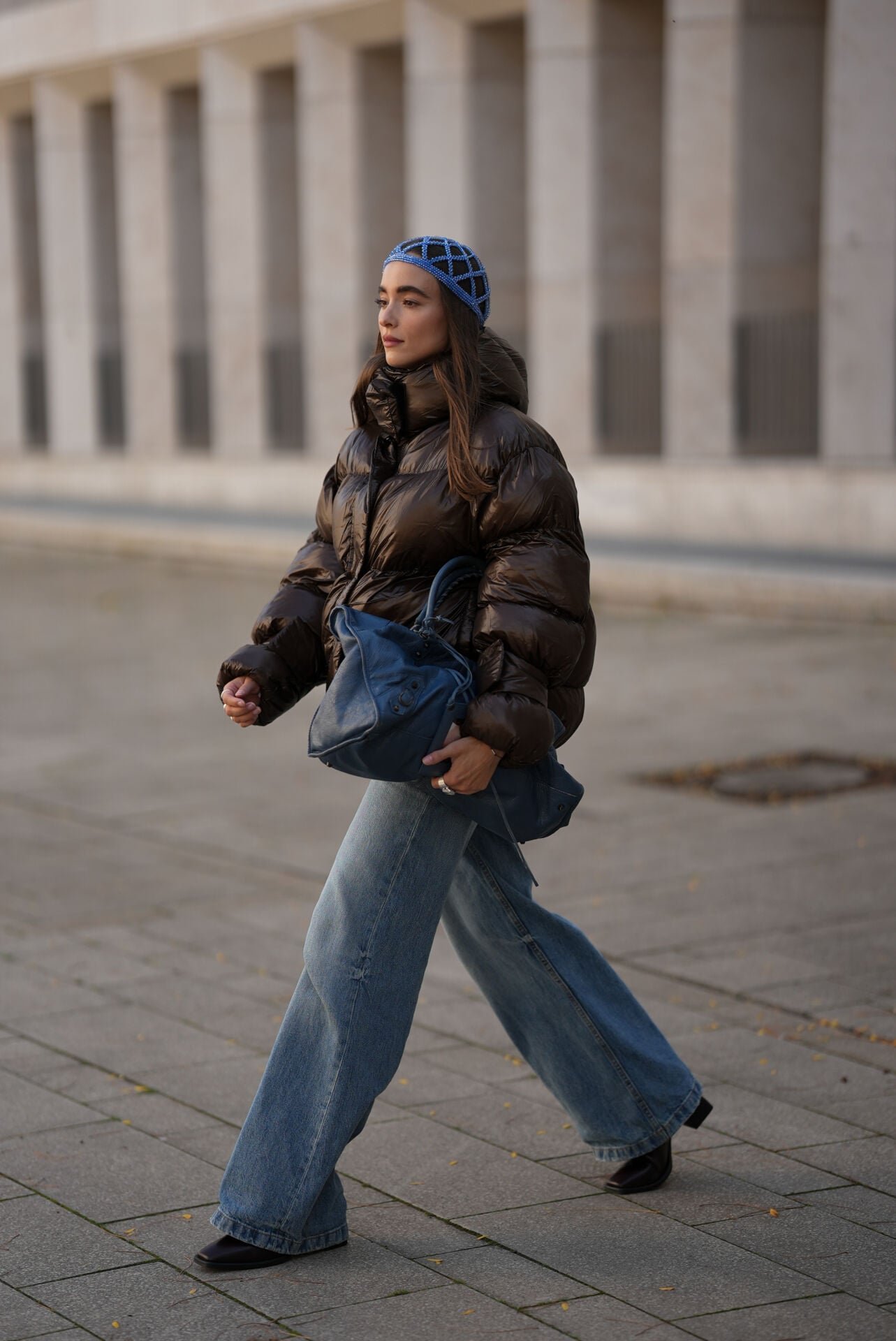 Voluminous Brown Puffer Jacket with Wide-Leg Jeans and Knit Hat Voluminous Brown Puffer Jacket with Wide-Leg Jeans and Knit Hat — Parka Outfits