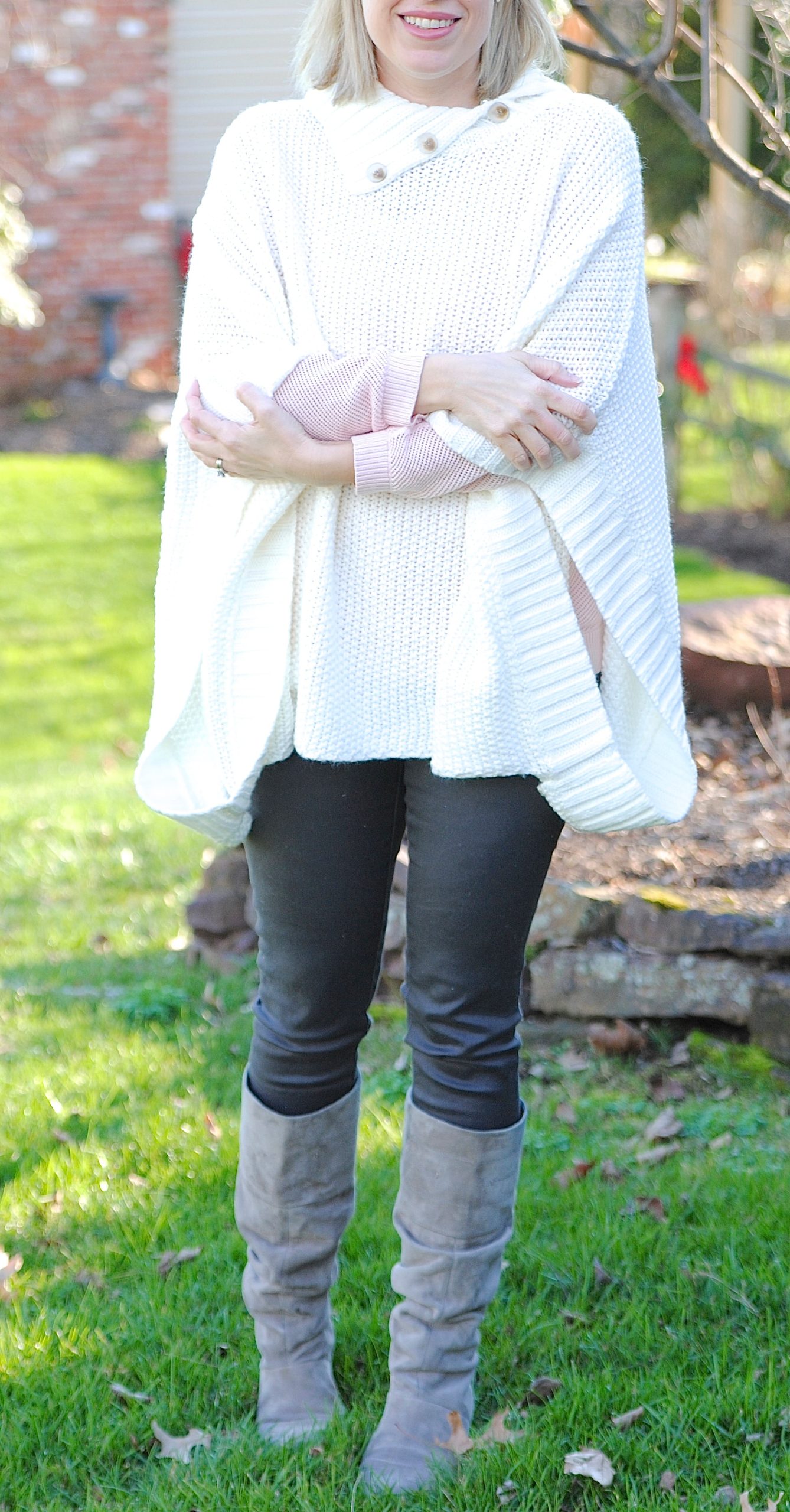 White Knit Poncho Over Pink Top and Black Pants White Knit Poncho Over Pink Top and Black Pants — Cute Winter Outfits