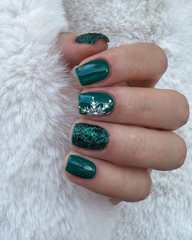 Deep Green Emerald Green Glitter Visual Idea Deep Green Emerald Green Glitter Visual Idea — Short Winter Square Nails