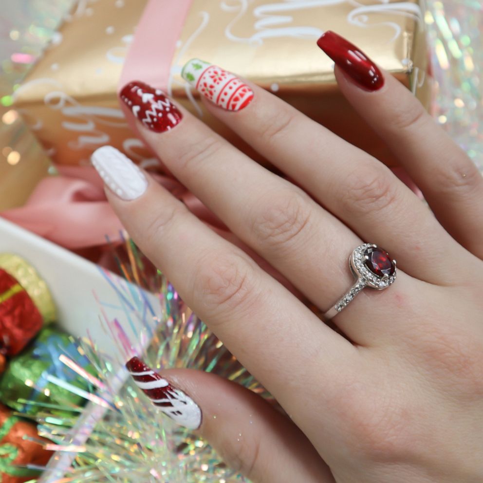 Festive Christmas Sweater and Candy Cane Nails Festive Christmas Sweater and Candy Cane Nails — Sweater Nails