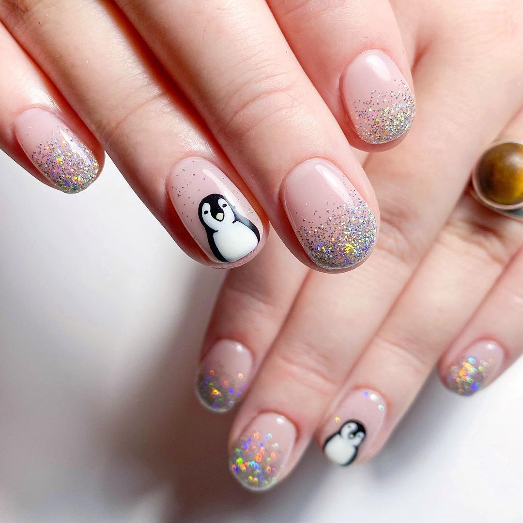 Penguin Glitter Gradient Oval Nails Penguin Glitter Gradient Oval Nails — Cute Winter Nails