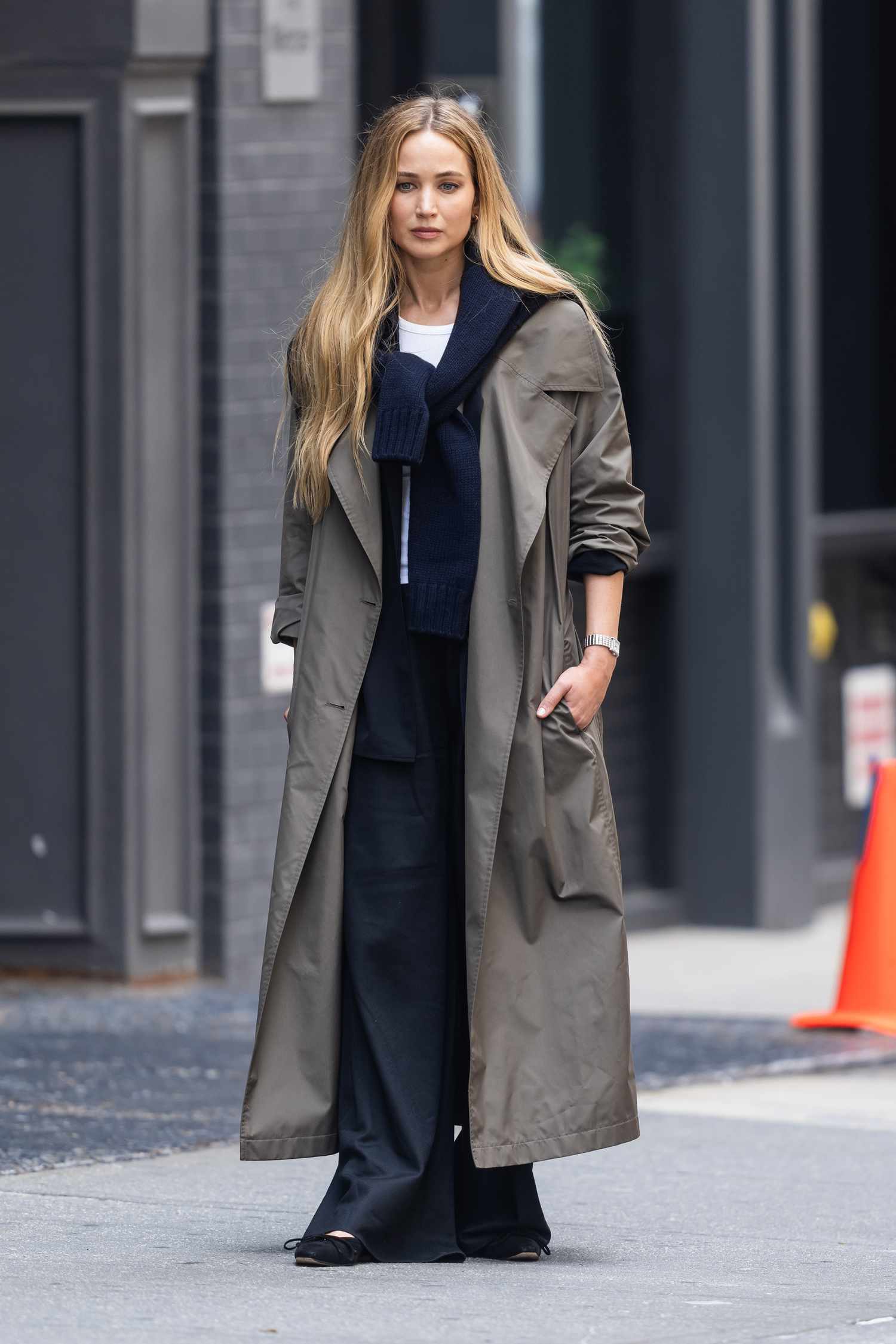 Modern Silhouette: Khaki Trench with Wide Trousers and Scarf Modern Silhouette: Khaki Trench with Wide Trousers and Scarf — Car Coat Outfits