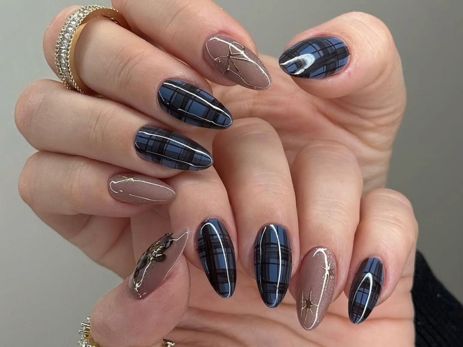 Plaid, Foil & Star Accents Plaid, Foil & Star Accents — Short Winter Acrylic Nails