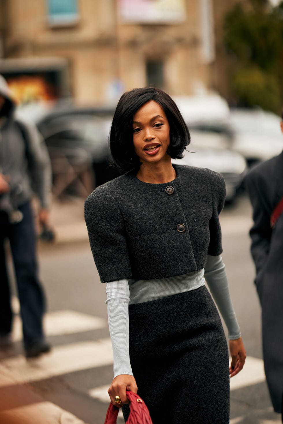 Front View Chin-Length Black Bob With Blunt Bangs — Winter Haircuts with Bangs