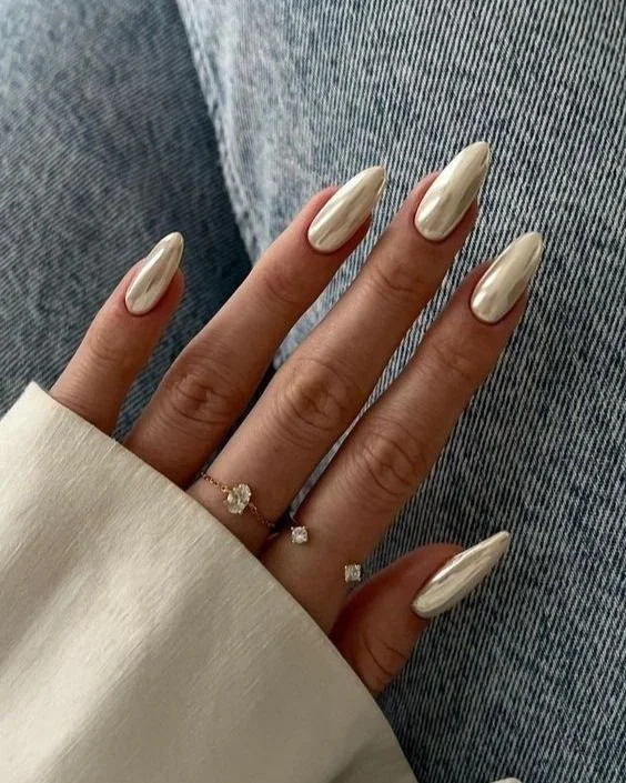 Champagne Chrome Medium Stilettos Champagne Chrome Medium Stilettos — Winter Acrylic Nail Colors