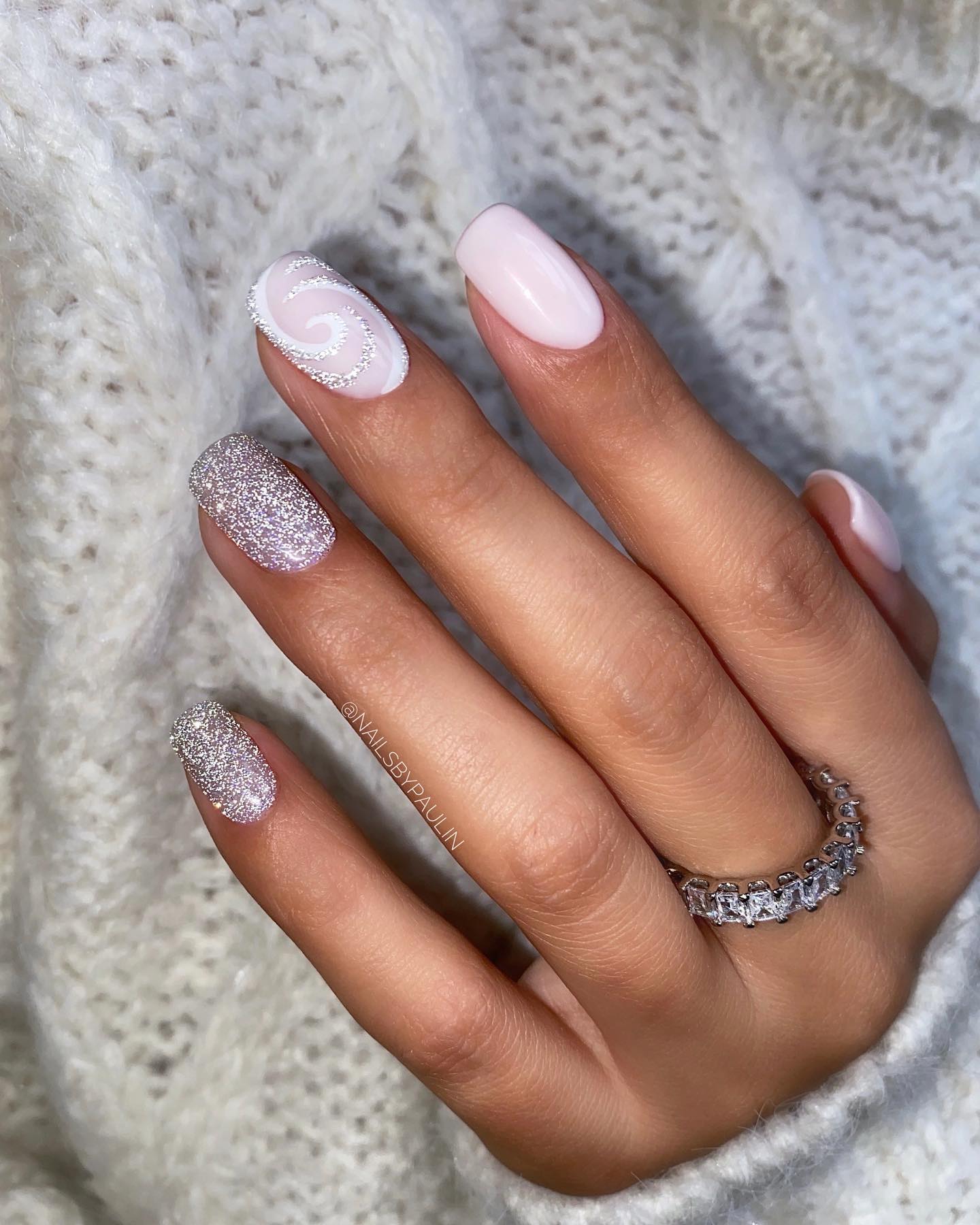 Pale Pink Silver Glitter Swirl Short Oval Nails Pale Pink Silver Glitter Swirl Short Oval Nails — Winter Ombre Nails