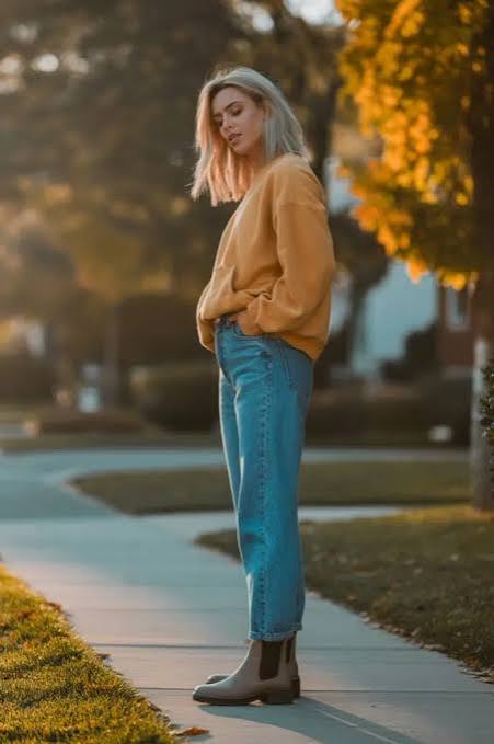 Yellow Crewneck Sweatshirt with Relaxed Jeans for a Casual Fall Day Yellow Crewneck Sweatshirt with Relaxed Jeans for a Casual Fall Day — Fall to Winter Outfits