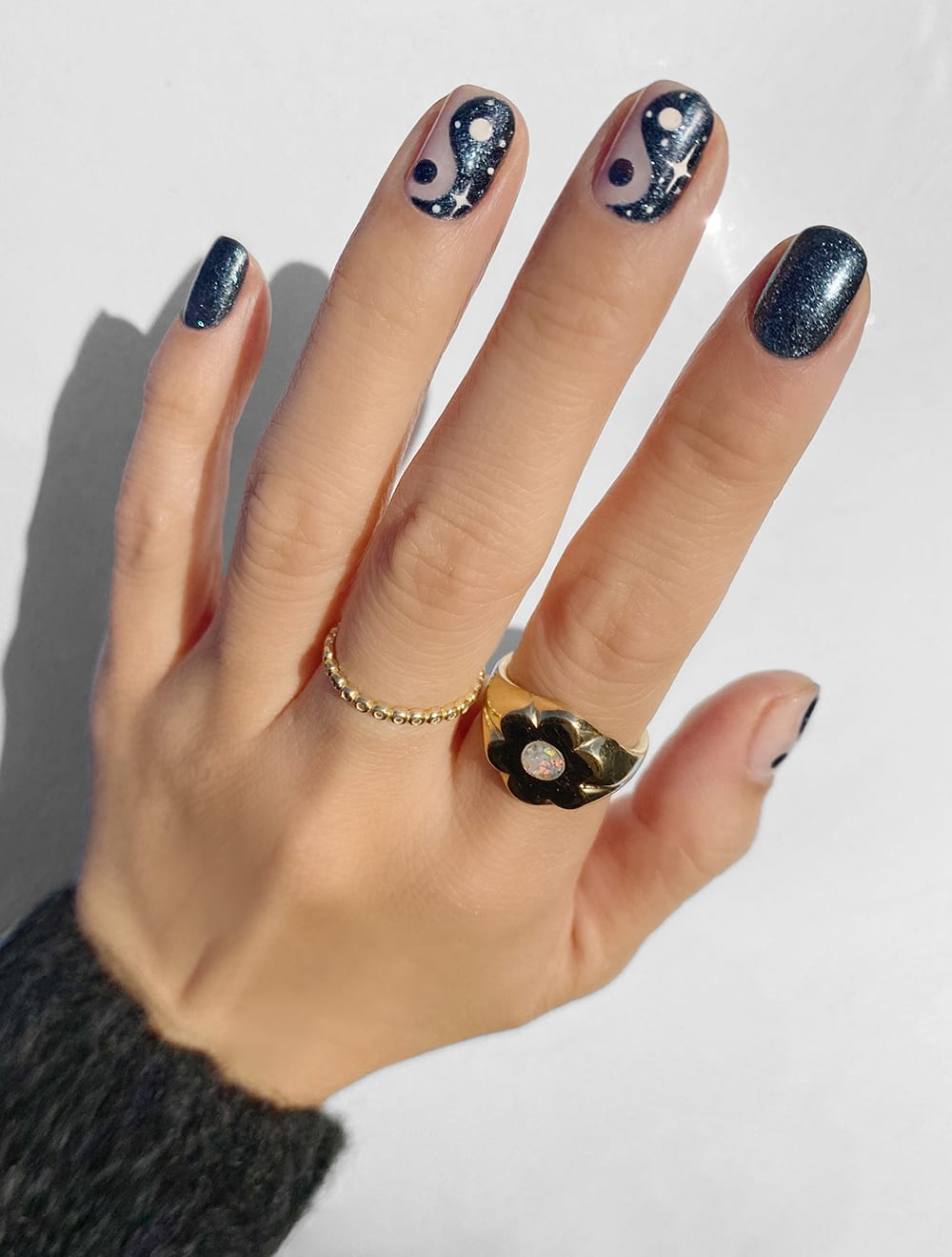 Dark Blue Yin-Yang Glitter Nails Dark Blue Yin-Yang Glitter Nails — Dark Winter Nails