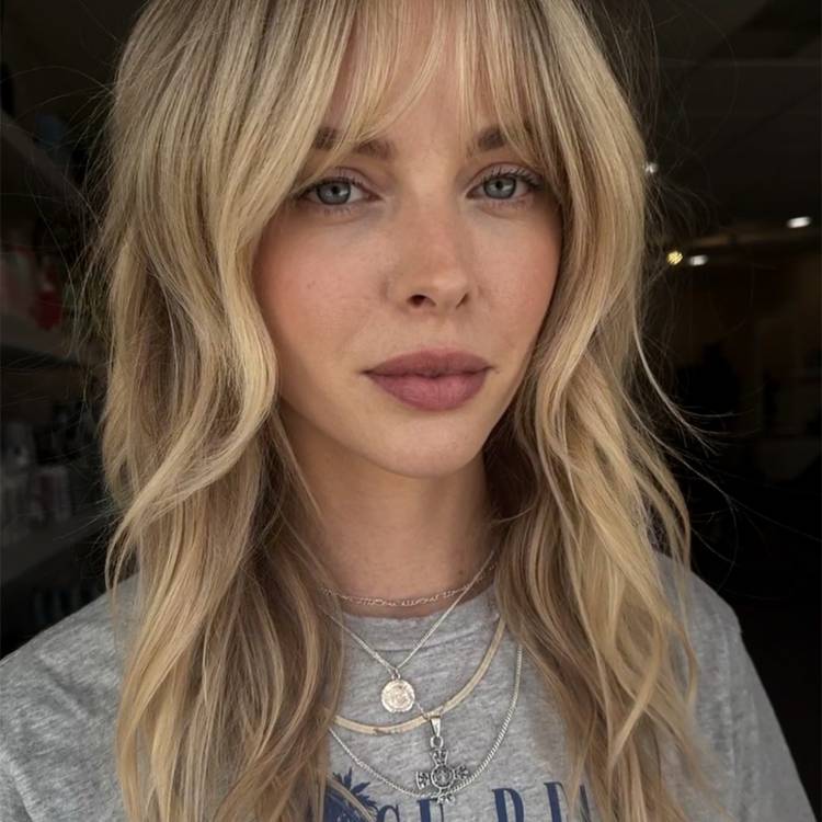 Ash Blonde Textured Shag With Curtain Bangs Ash Blonde Textured Shag With Curtain Bangs — Winter Layered Haircuts
