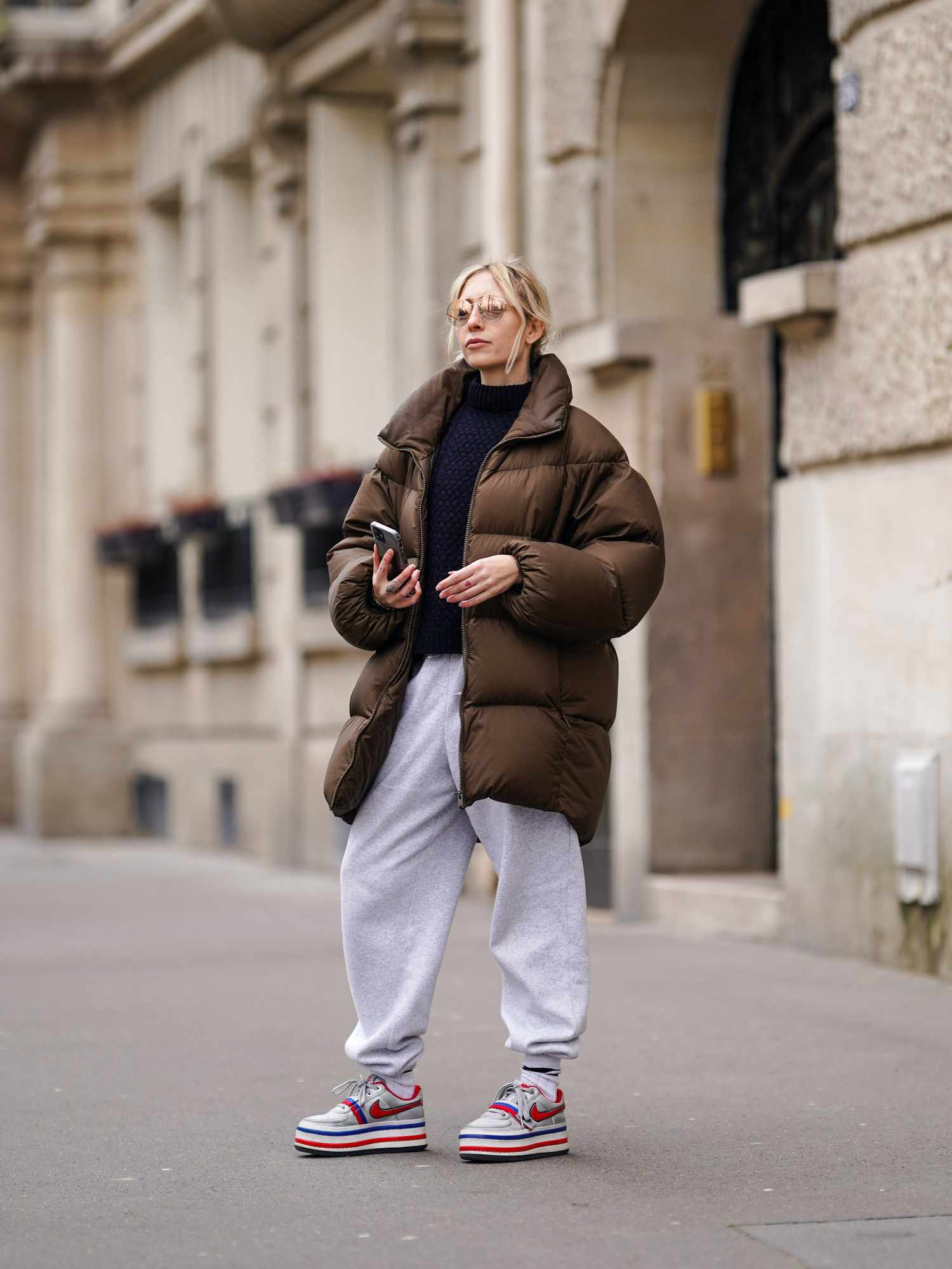 Effortless Street Style: Oversized Brown Puffer with Sweatpants — Winter Puffer Jacket Outfits