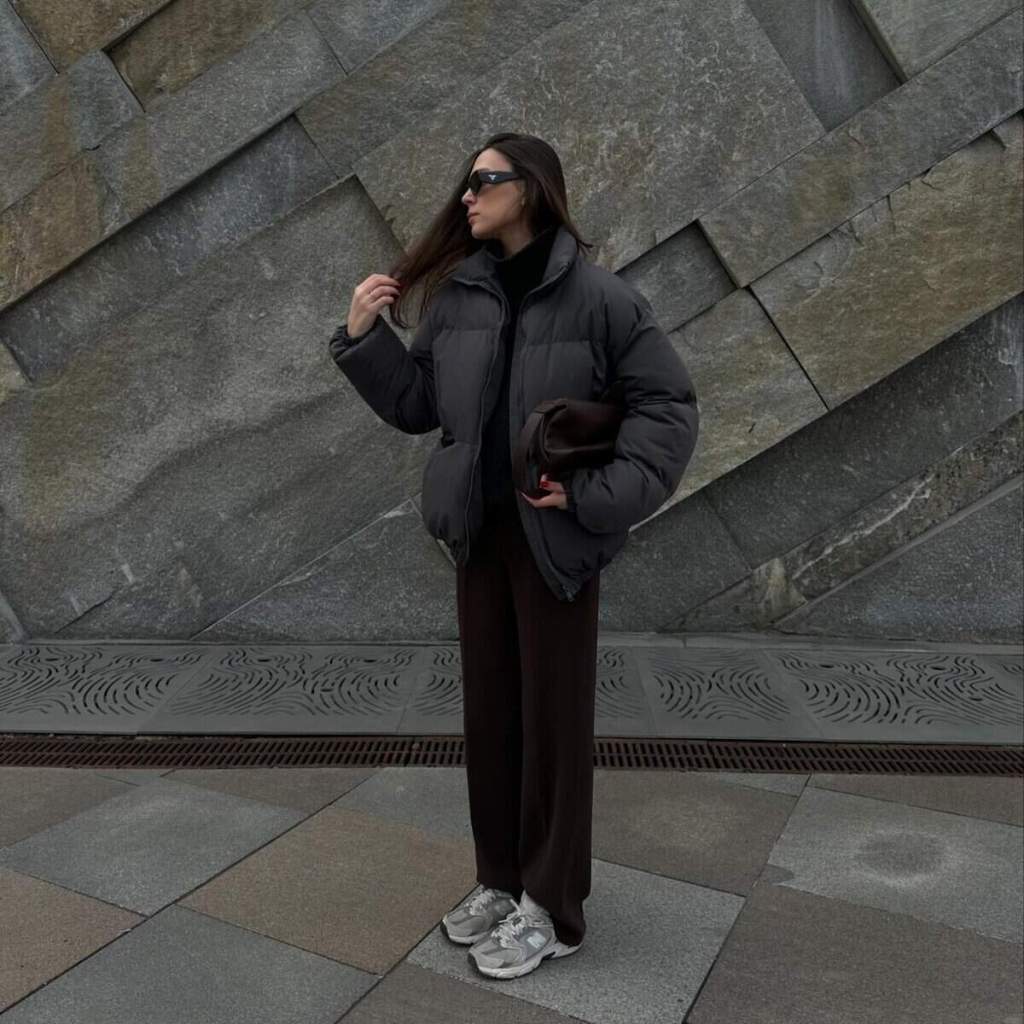 Fitted Black Sweatpants for a Sleek Monochromatic Look — Sweatpants Outfits