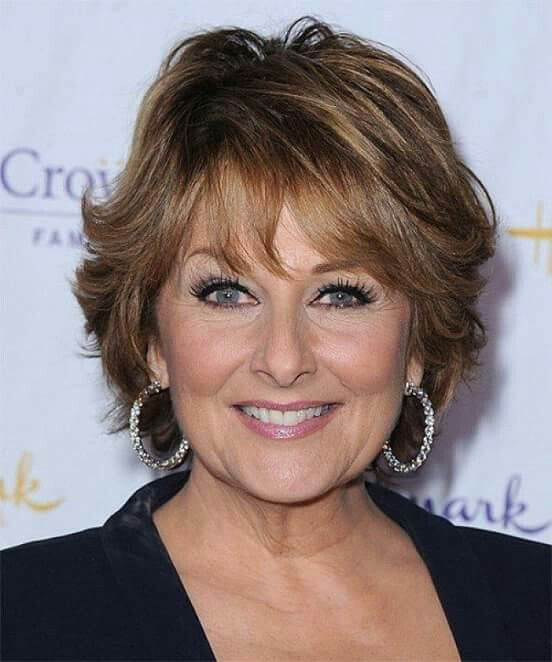 до плеч Layered Light Brown Bob With Bangs до плеч Layered Light Brown Bob With Bangs — Winter Haircuts for Women Over 60