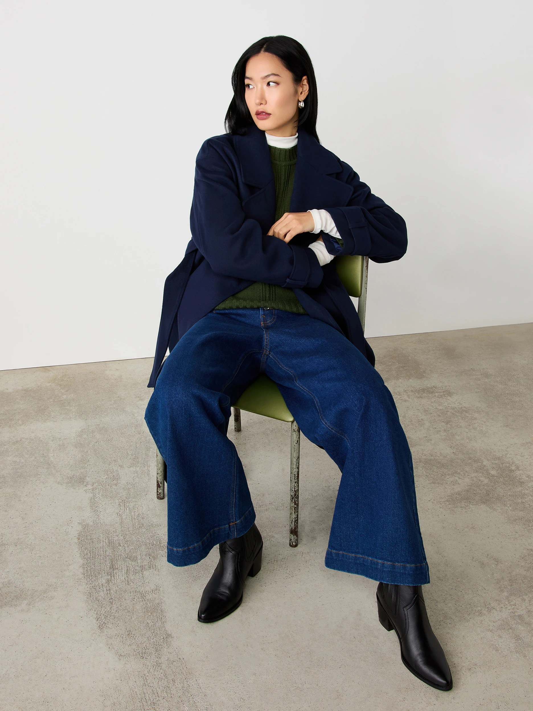 Casual Black Pointed-Toe Ankle Boots with Wide-Leg Jeans and Oversized Coat Casual Black Pointed-Toe Ankle Boots with Wide-Leg Jeans and Oversized Coat — Ankle Boots Outfits
