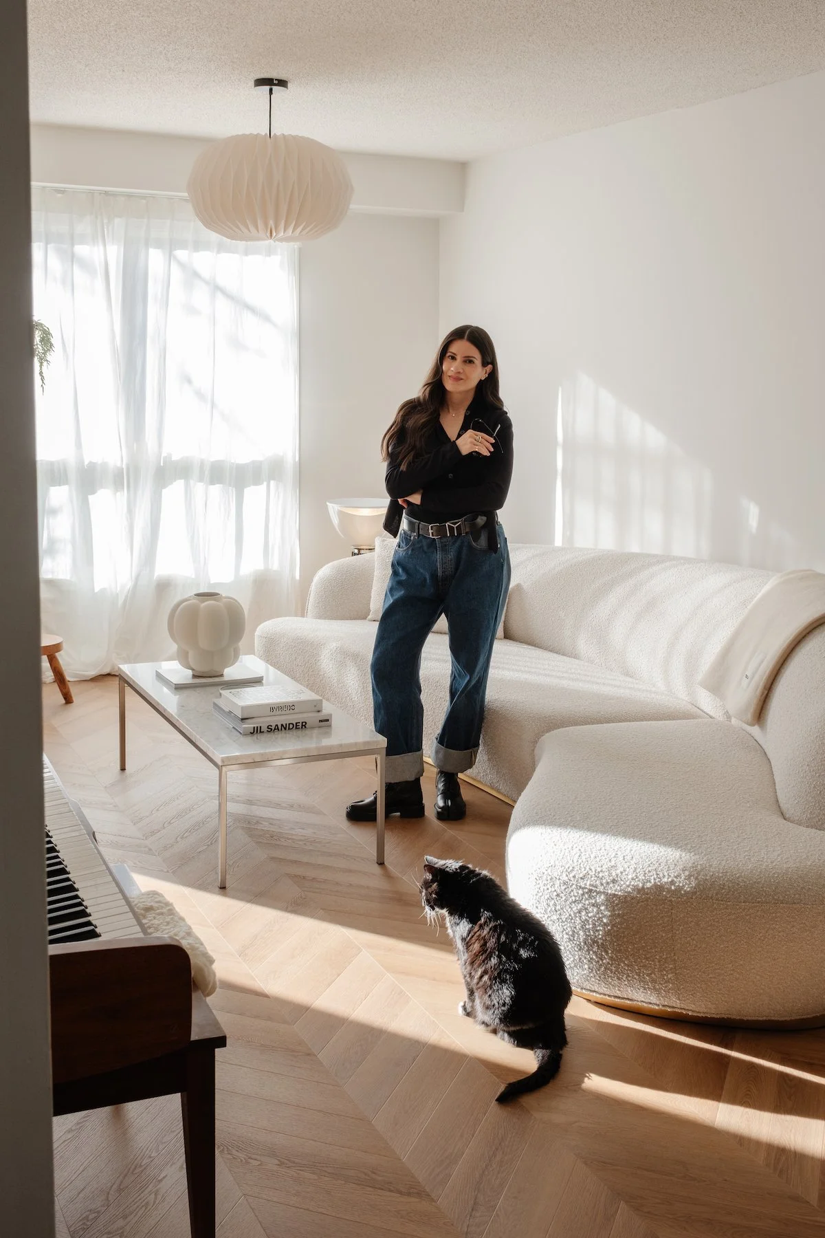 Unique Silhouette with Tabi Boots and Wide-Leg Jeans Unique Silhouette with Tabi Boots and Wide-Leg Jeans — Combat Boots Outfits