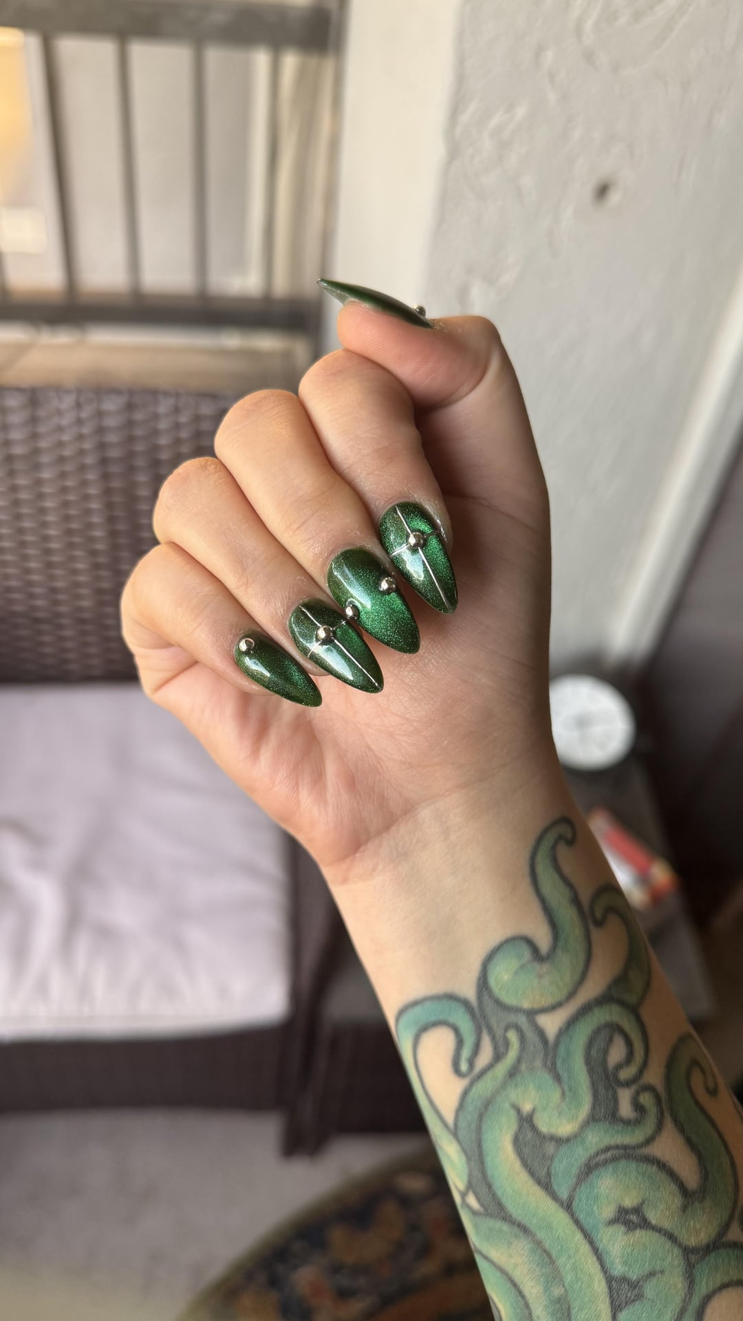 Emerald Glitter Coffin with Silver Lines Emerald Glitter Coffin with Silver Lines — Emerald Green Nails