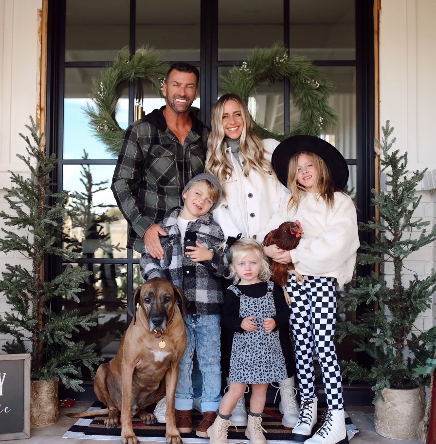 Bold Plaid and Check Patterns for a Festive Family Portrait Bold Plaid and Check Patterns for a Festive Family Portrait — Winter Family Photo Outfits