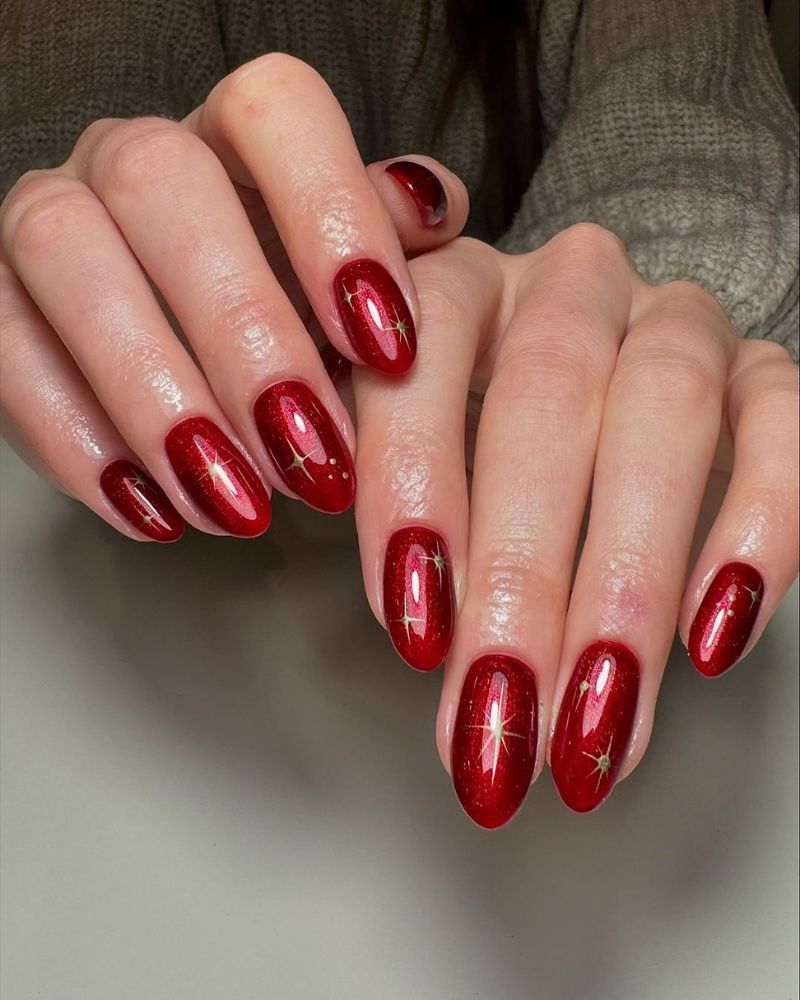 Shimmering Red Gold Star Nails Shimmering Red Gold Star Nails — Winter Red Nails
