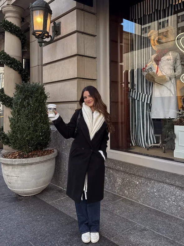 Chic Double-Breasted Coat with Sneakers Chic Double-Breasted Coat with Sneakers — Chicago Winter Outfits