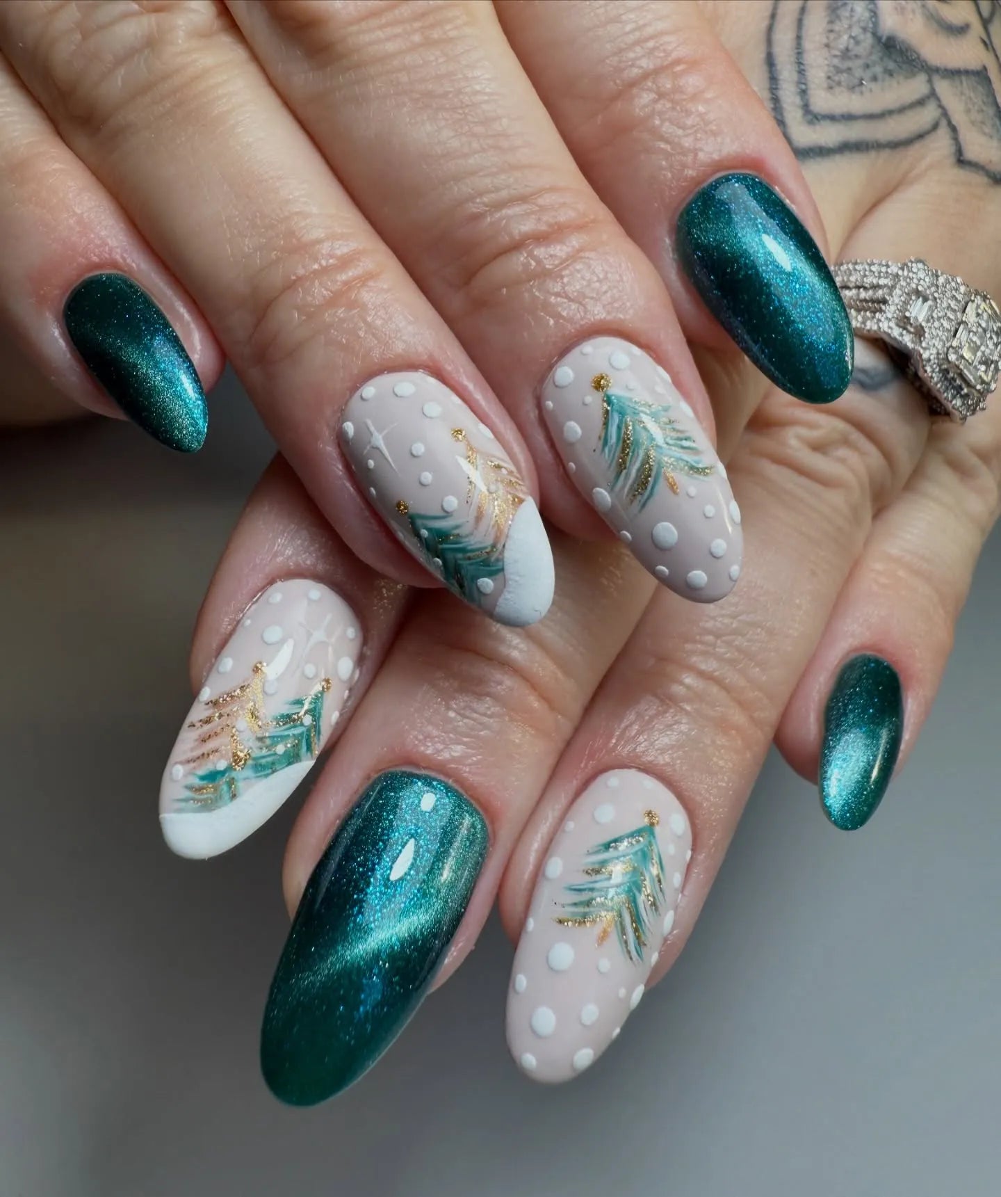 Emerald Cat Eye with Holiday Art Emerald Cat Eye with Holiday Art — Winter Cat Eye Nails
