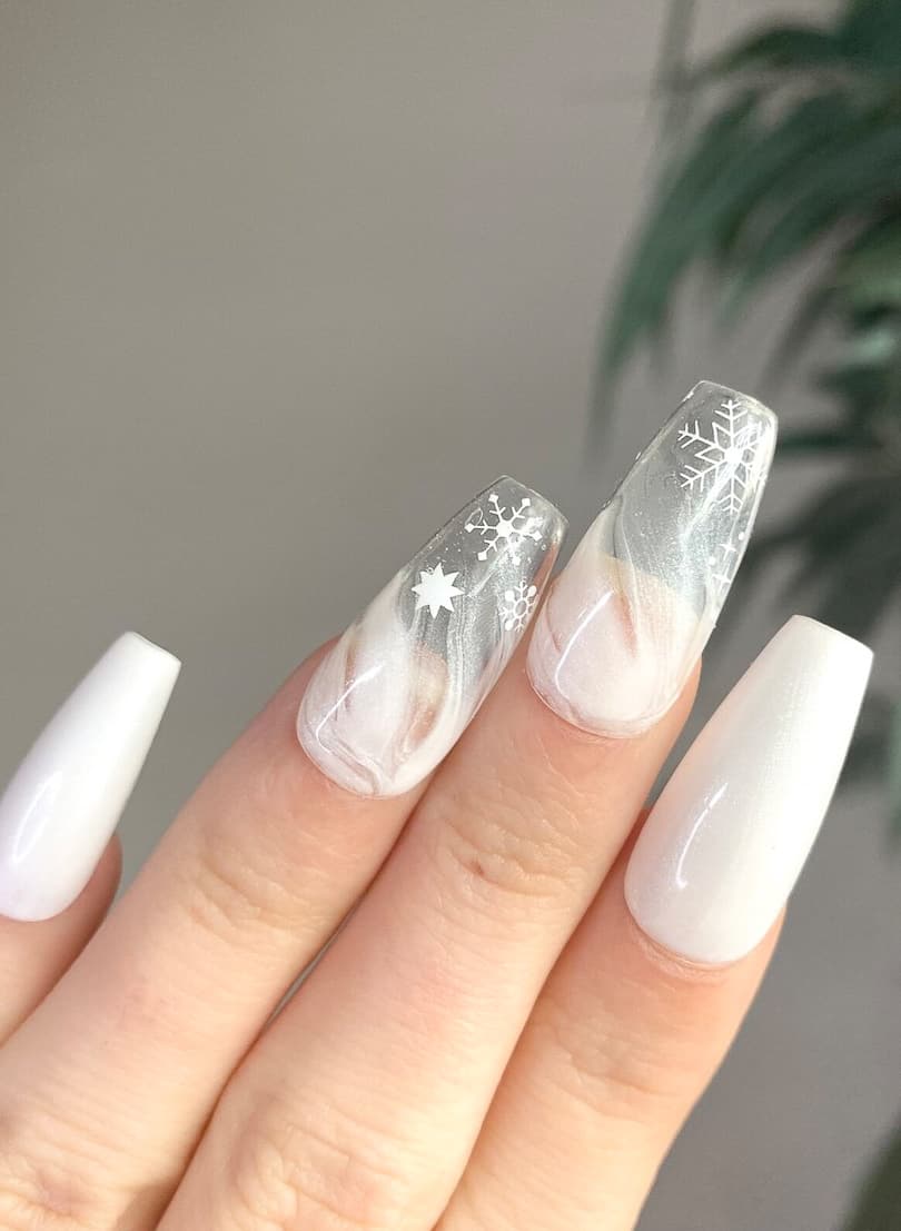 34+ Whimsical White Christmas Nails You'll Love For 2024