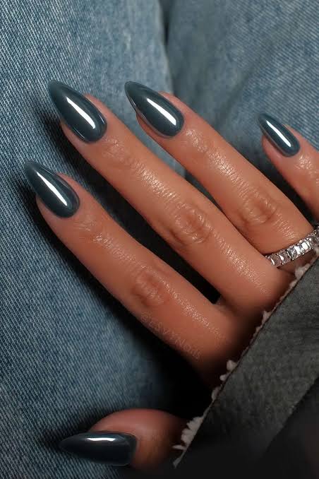 15 Winter Chrome Nails to Try This Holiday Season - Stolen Inspiration