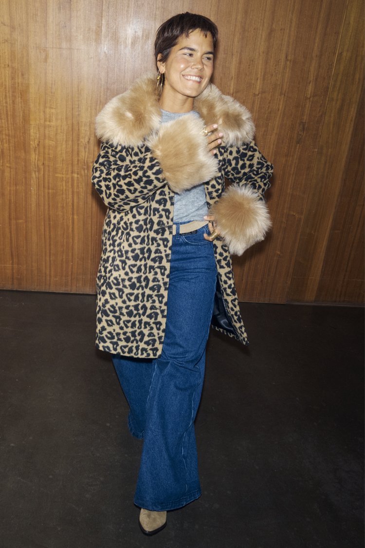 Casual Leopard Coat with Blue Jeans and Fur Accents Casual Leopard Coat with Blue Jeans and Fur Accents — Leopard Coat Outfits