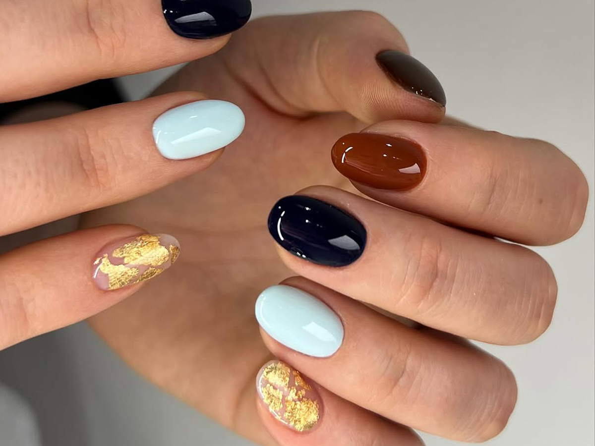 Mixed Color Gold Foil Short Oval Nails Mixed Color Gold Foil Short Oval Nails — Winter Oval Nails